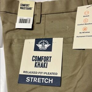 NWT Dockers Comfort Khaki Mens Pleated Pants